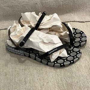 Ipanema wm’s size 7 Black and White Polka Dot Brazilian Sandals
